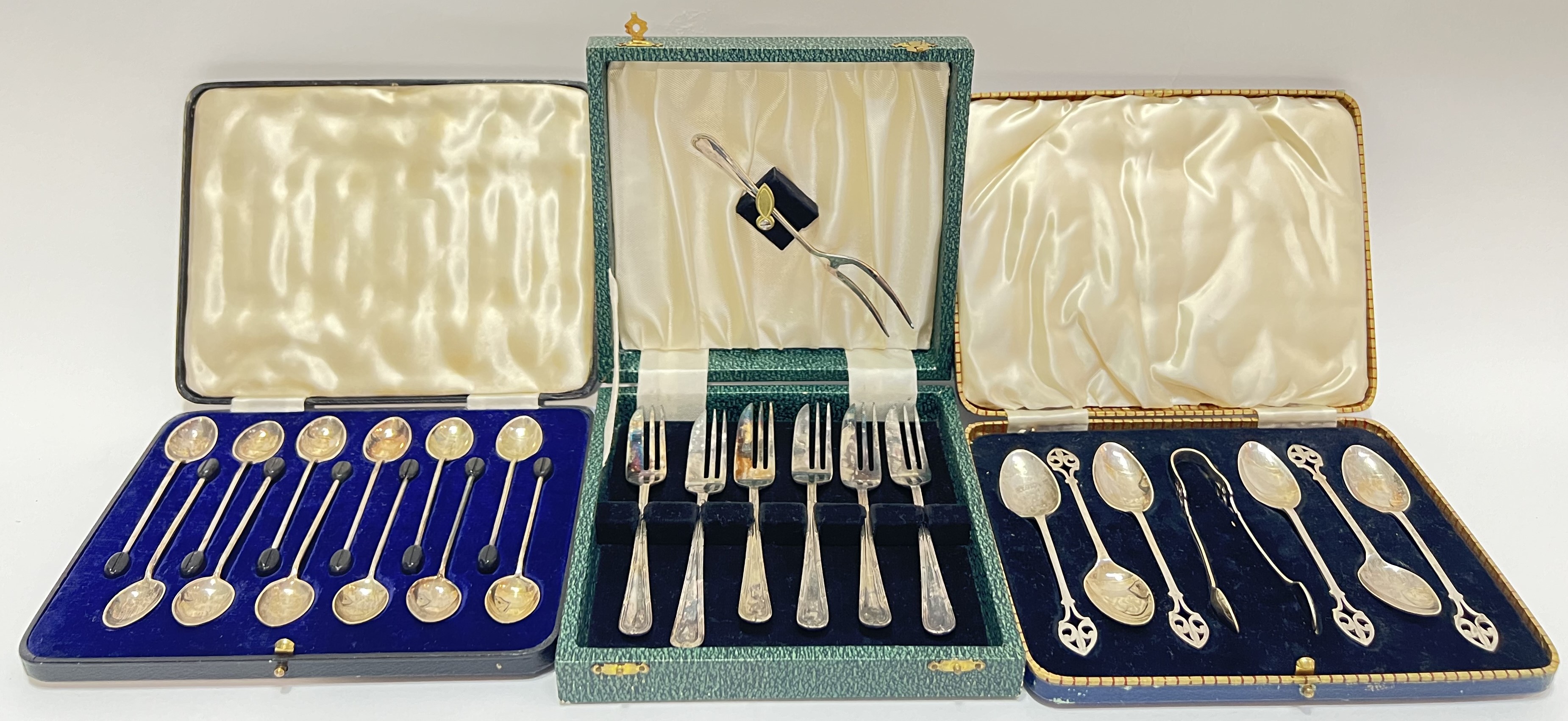 A mixed group of silver plated wares comprising a boxed set of twelve Walker and Hall coffee bean