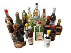 Twenty bottles, assorted liquors, Crema de Cacao, Tia Maria and other vintage bottles