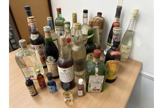 Twenty-three bottles, assorted liquors, Kirsch, Kahlua, Metaxa and other vintage bottles and miniatu - Image 5 of 7