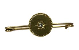 Edwardian 15ct gold bar brooch with applied circular panel containing a central old cut diamond, 53m