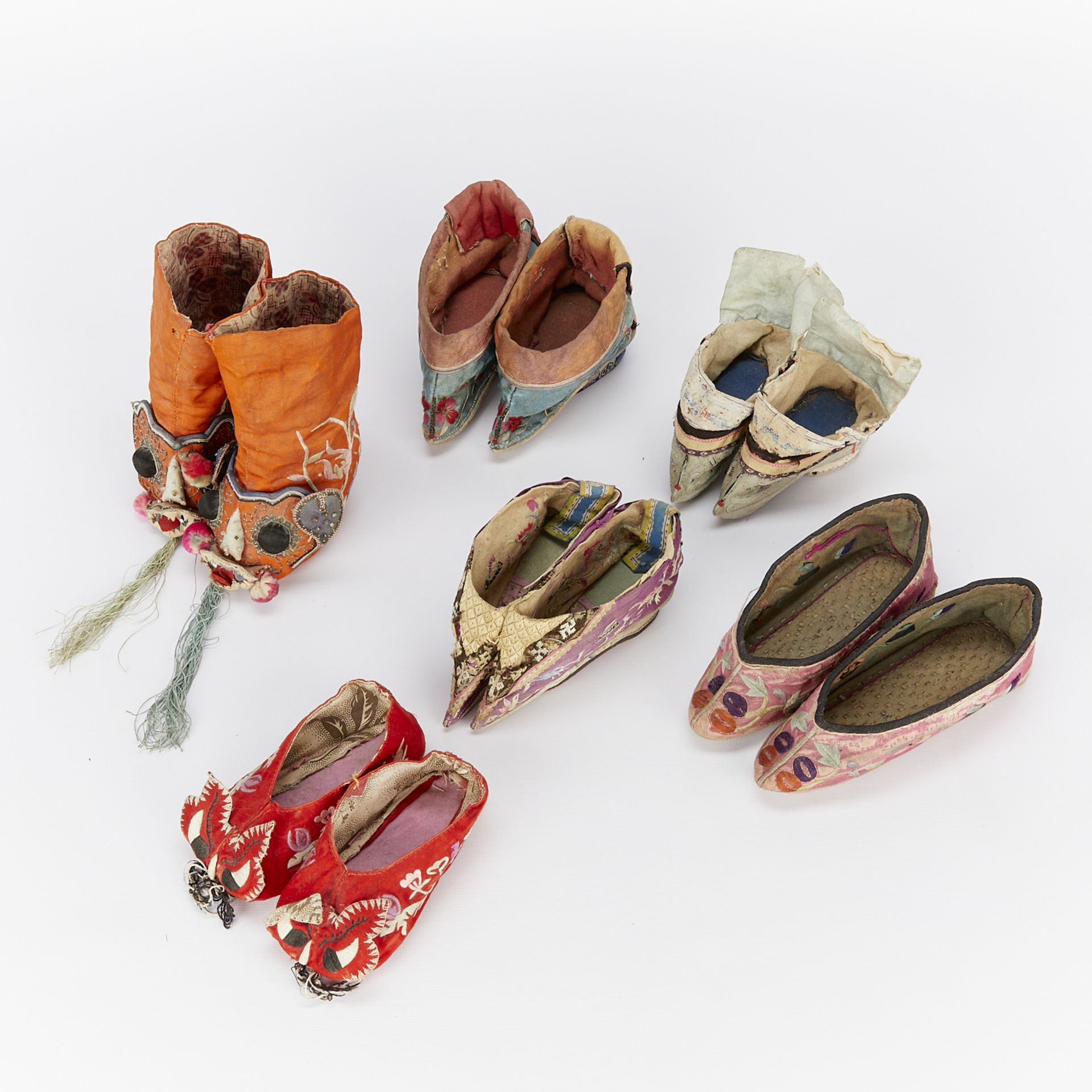 6 Pairs of Chinese Silk Foot Binding Shoes - Bild 6 aus 12
