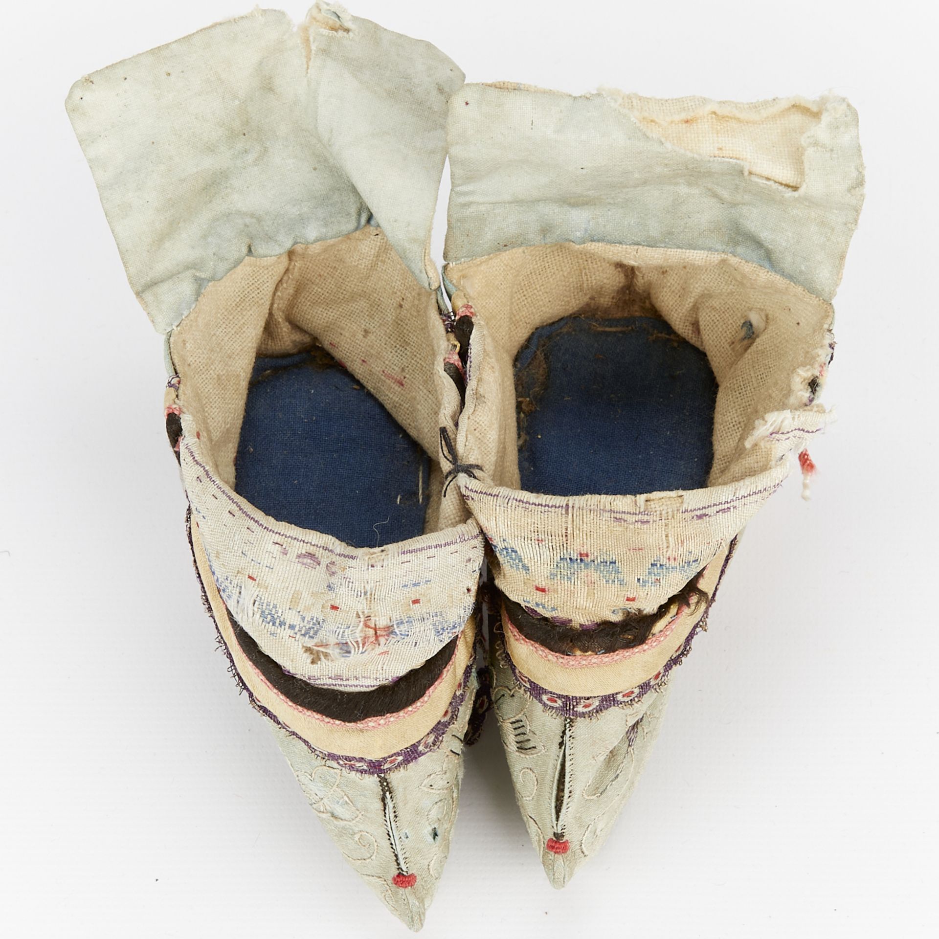 6 Pairs of Chinese Silk Foot Binding Shoes - Bild 11 aus 12