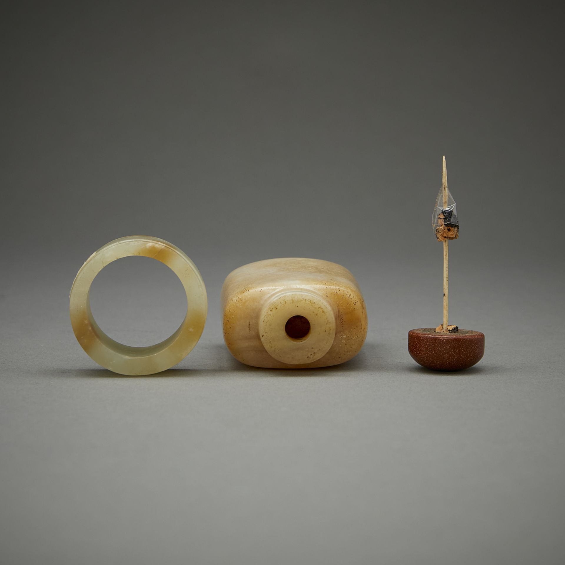 Chinese Jade Archer Ring & Hardstone Snuff Bottle - Bild 9 aus 11