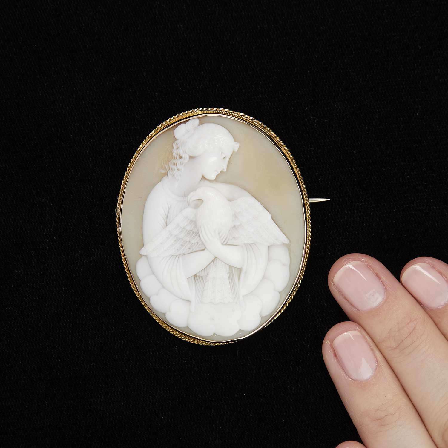 English 9ct Gold Cameo Brooch Depicting Hebe - Image 2 of 7
