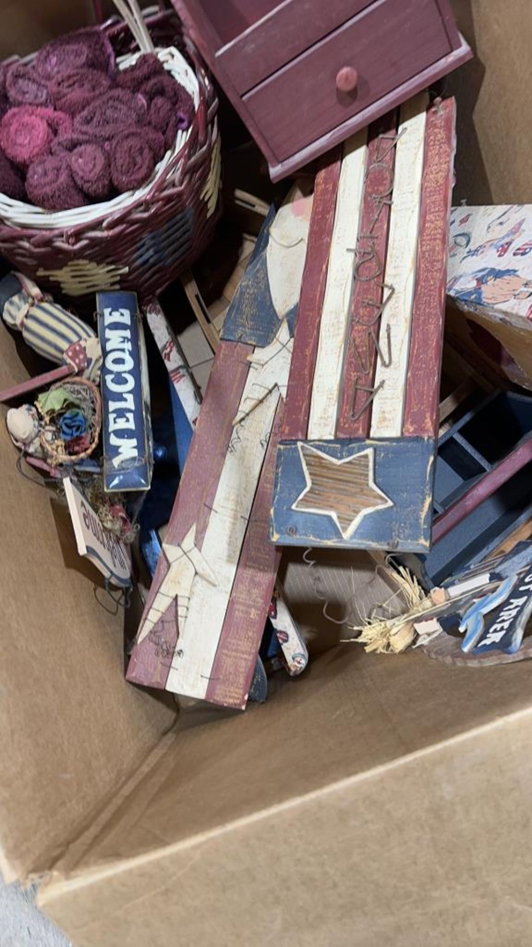 Box of Americana decor - Image 2 of 4