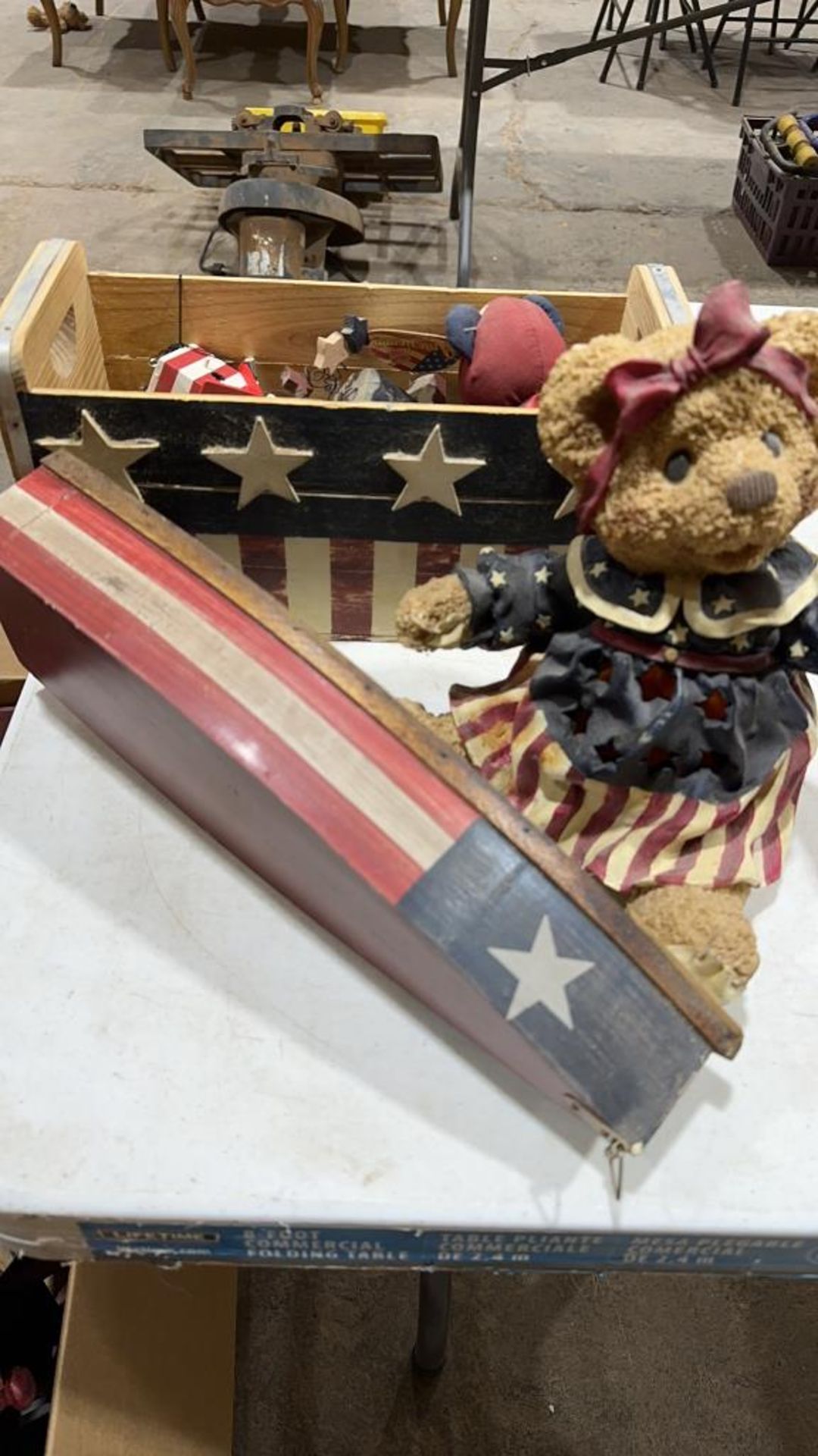 Box of Americana decor - Image 3 of 4