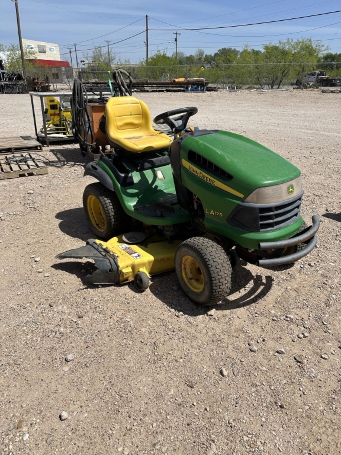 John Deere LA175 riding mower - Image 8 of 20