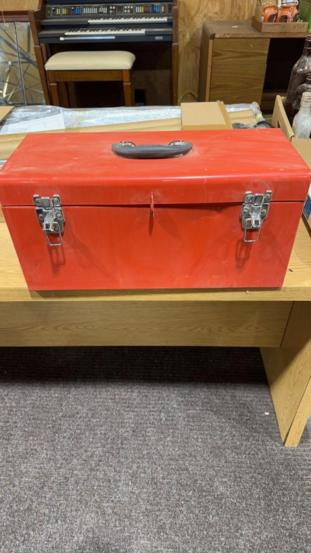 Red metal toolbox - Image 2 of 15