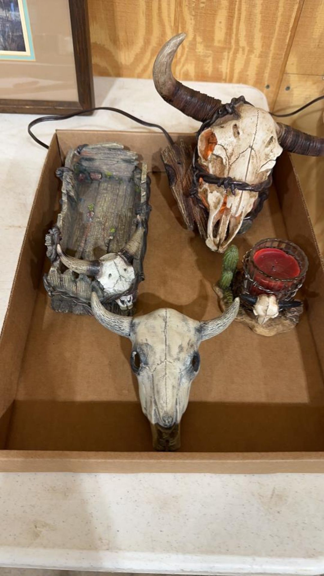 Box of cow skull decor - Image 3 of 16