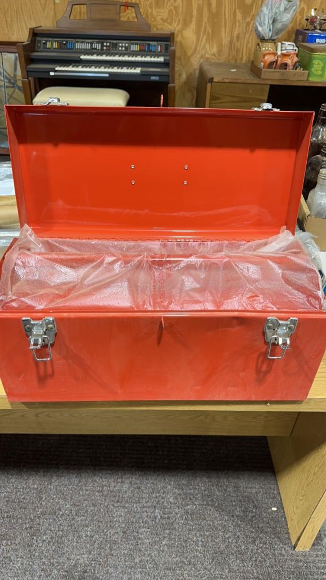 Red metal toolbox - Image 7 of 15