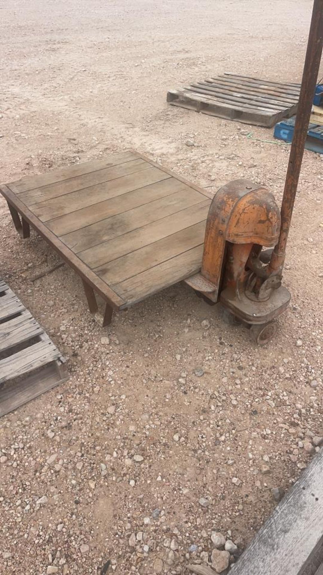 Hydraulic pallet jack & pallet - Image 5 of 12