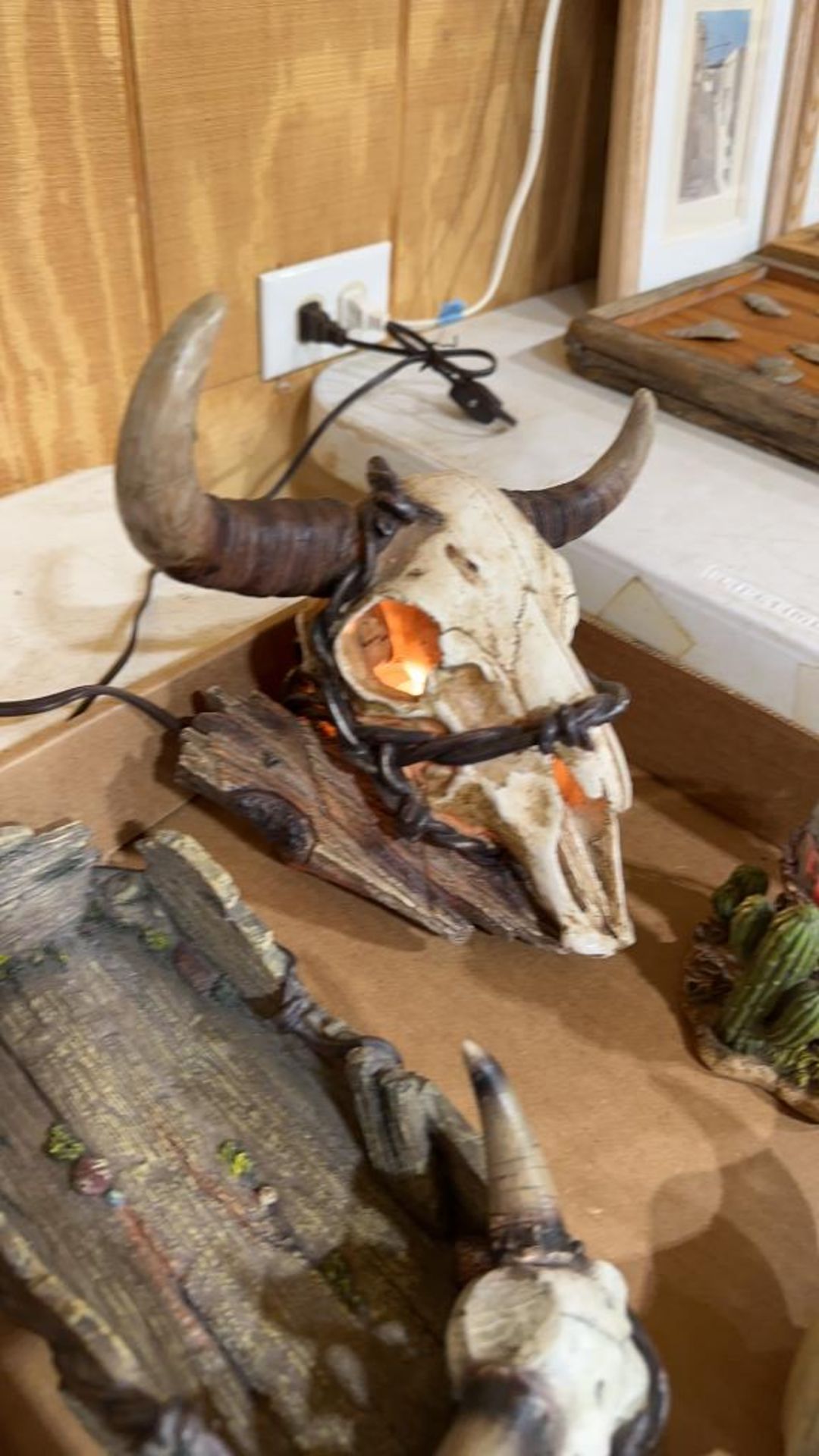 Box of cow skull decor - Image 8 of 16