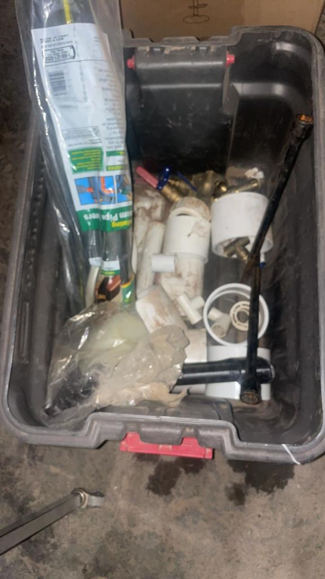 Tub of misc plumbing fittings & tools - Image 4 of 8