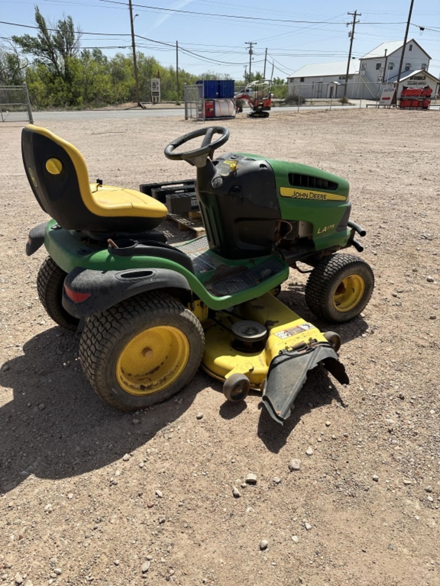 John Deere LA175 riding mower - Image 5 of 5