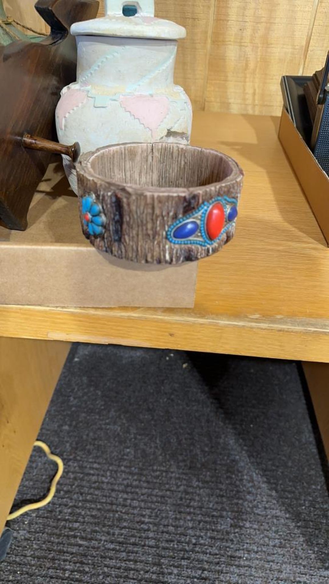 Box of Native American decor & Spur bookends - Image 4 of 5