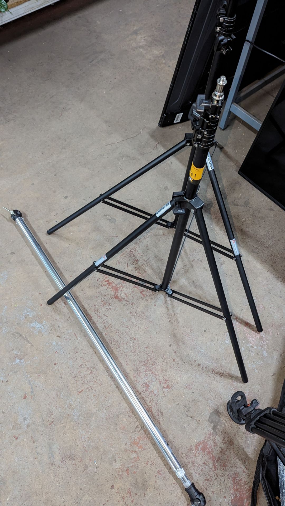 2 off Air cushion tripod based stands plus silver telescopic pole - Image 4 of 5