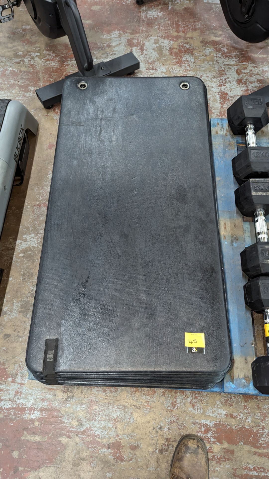 16 off TRIB3 branded black work-out mats, each measuring 1015mm x 510mm with holes at the top for st - Image 4 of 6