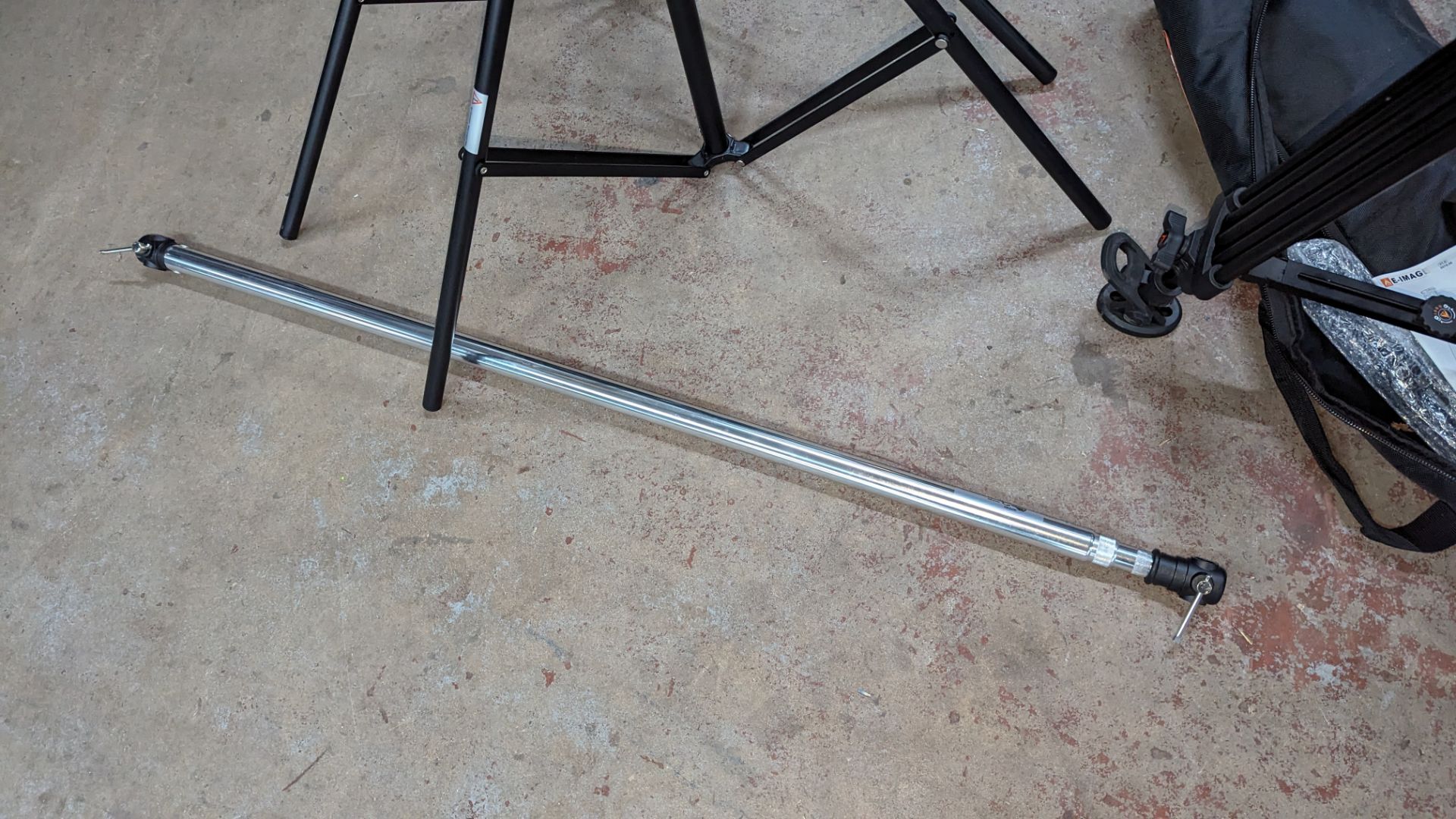 2 off Air cushion tripod based stands plus silver telescopic pole - Image 3 of 5