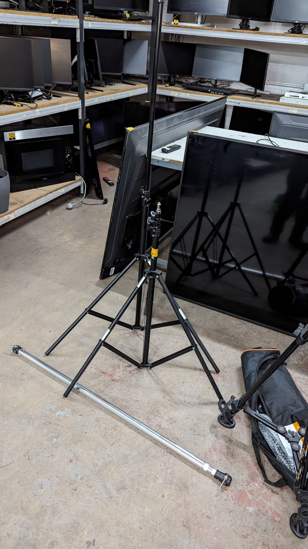 2 off Air cushion tripod based stands plus silver telescopic pole - Image 2 of 5