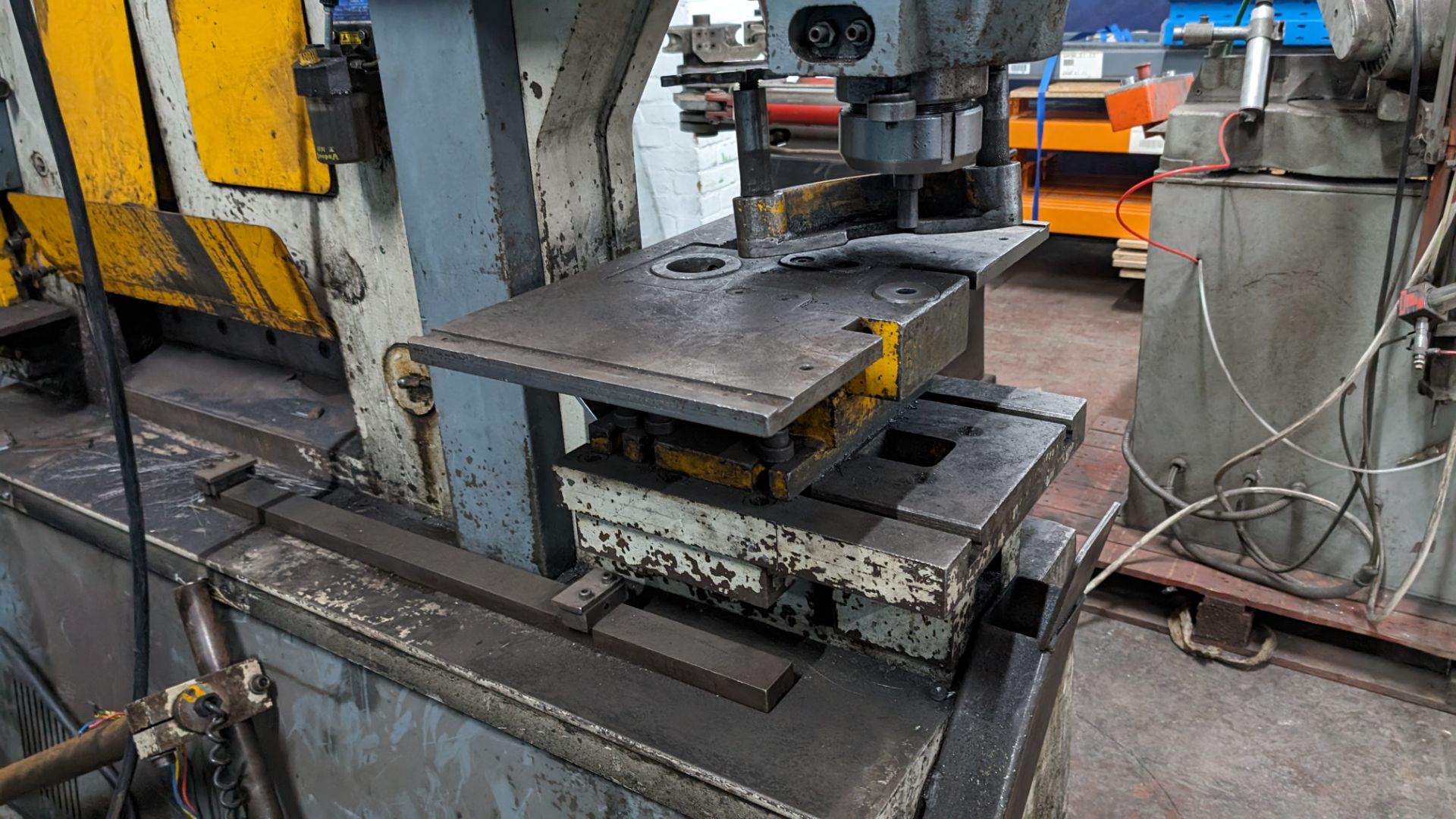Kingsland multi 125 hydraulic metalworker, serial number 473906. Includes foot pedal plus tooling a - Image 14 of 22