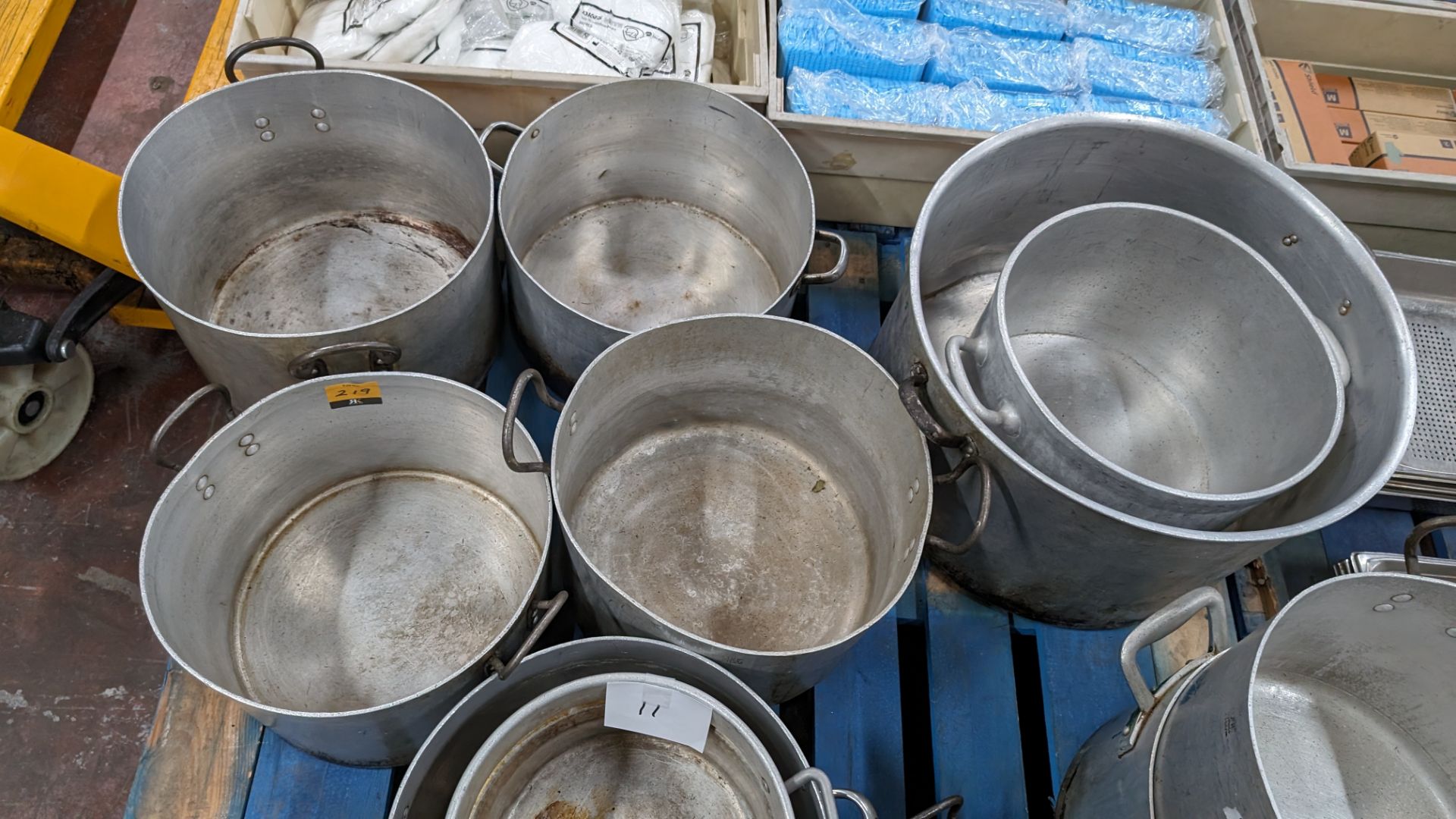 The contents of a pallet of large stockpots, comprising 11 pieces in total - Image 5 of 5