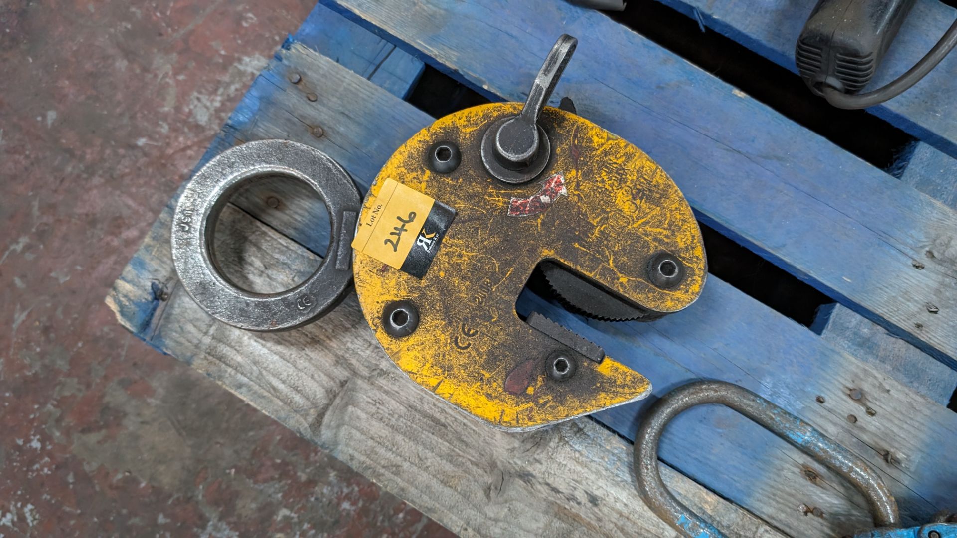 Lifting equipment comprising plate grabber & set of chains with hooks - Image 5 of 7