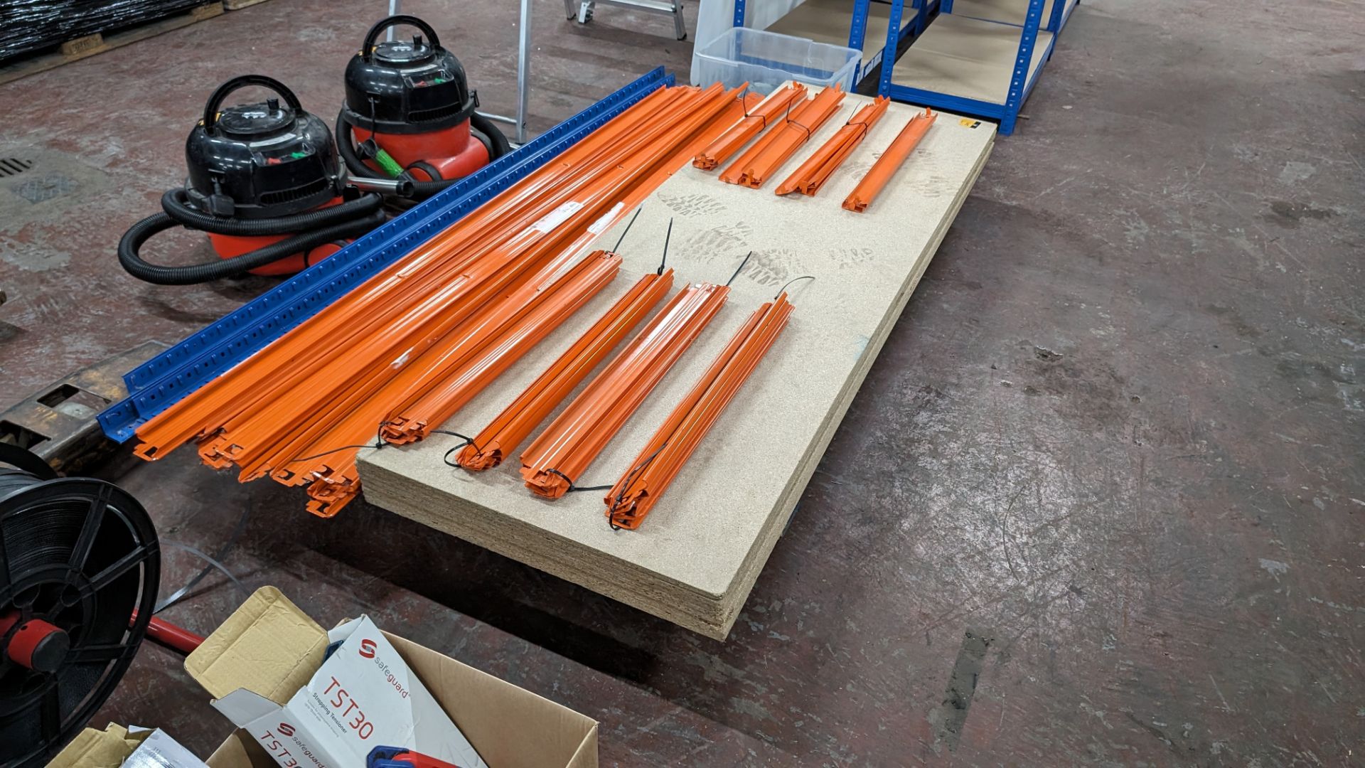 Quantity of orange & blue bolt-free racking comprising 8 uprights each 1,785mm tall, 16 beams each 1 - Image 4 of 8