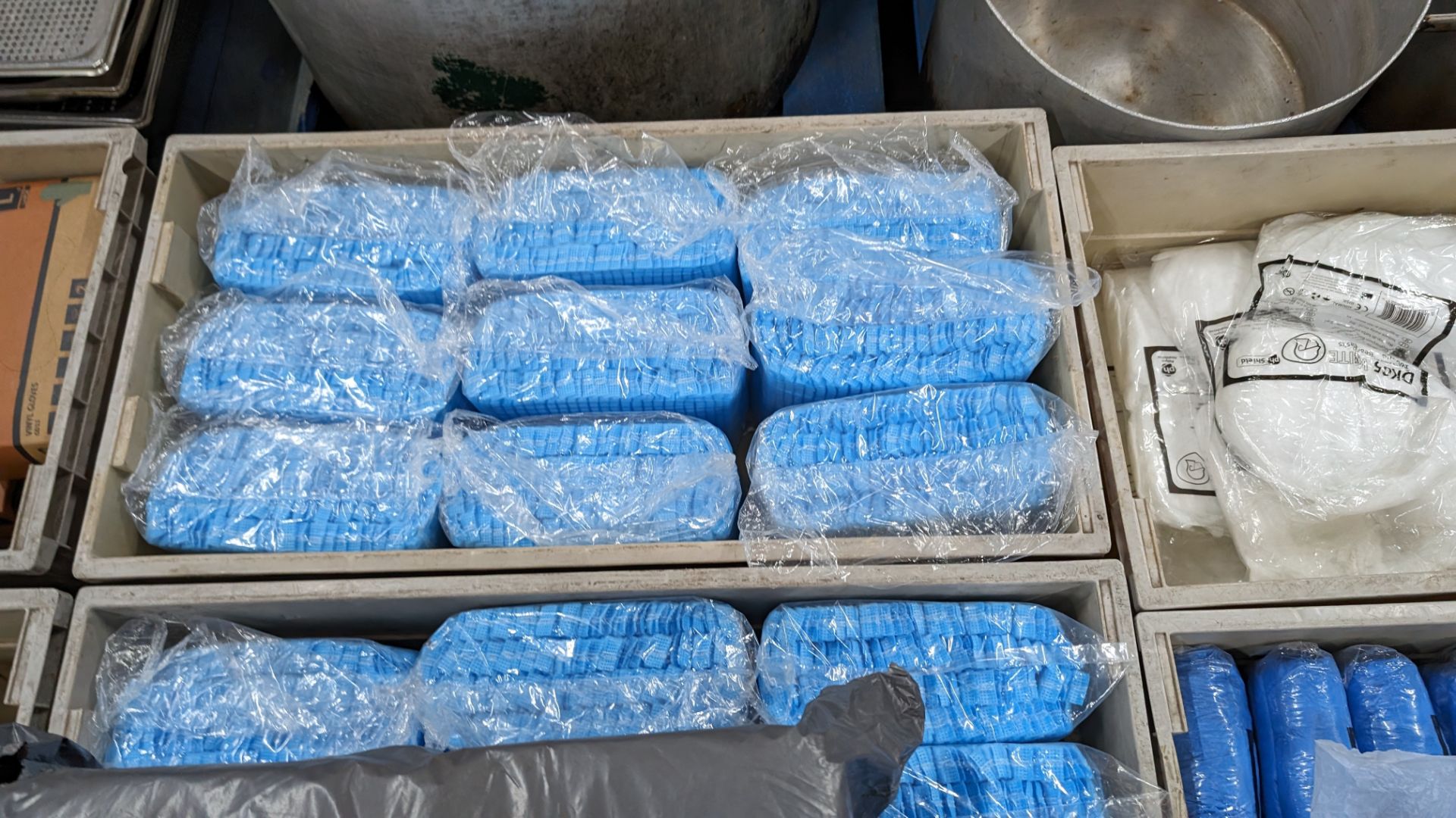 37 packs of hair nets, each pack containing 100 pieces. This lot comprises the contents of 3 crates - Image 5 of 6