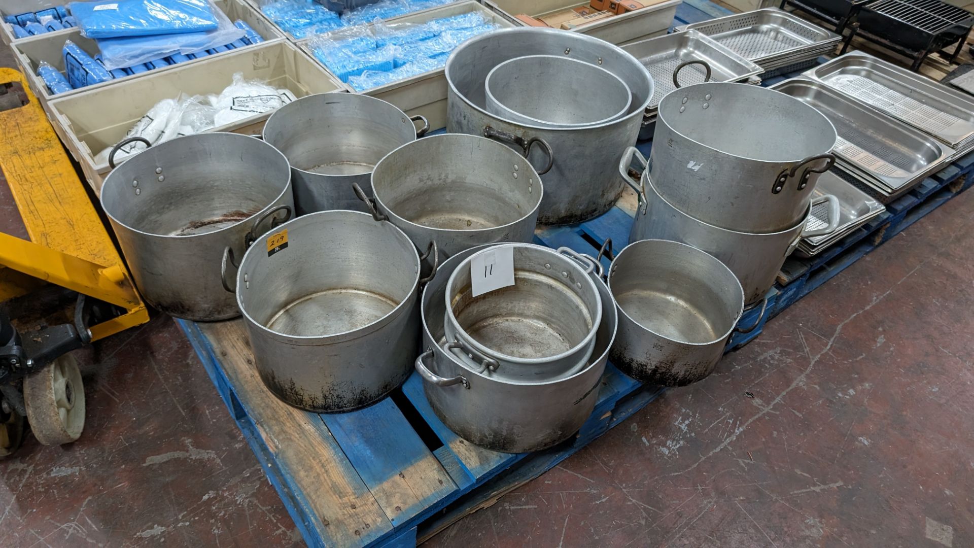 The contents of a pallet of large stockpots, comprising 11 pieces in total