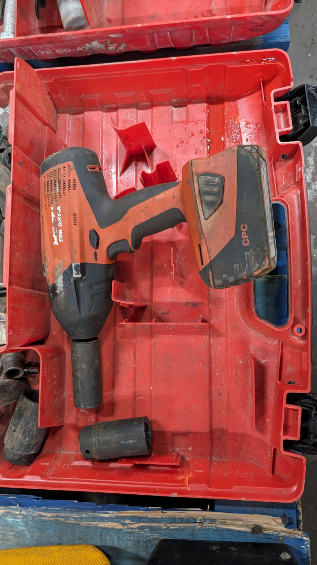 Hilti model SIW22T-A cordless drill including 21.6V battery plus assorted sockets for use with same - Image 4 of 7