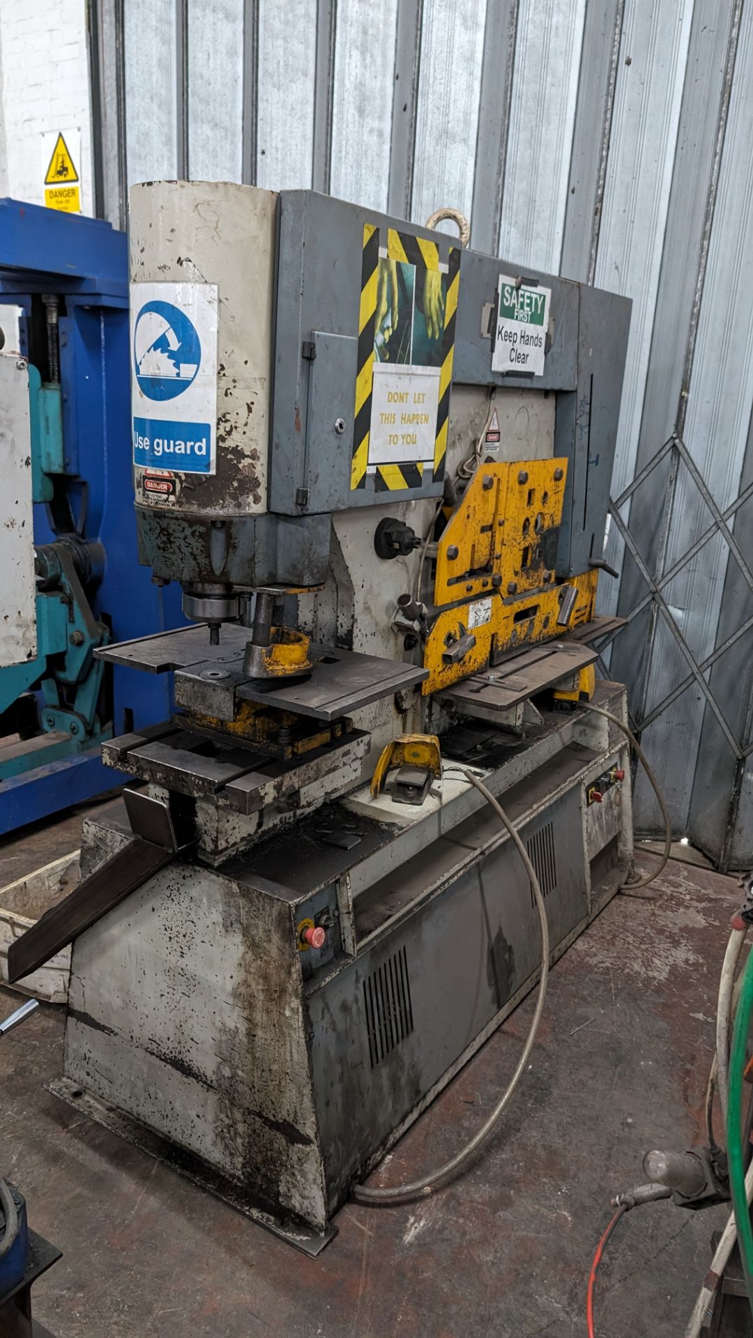 Kingsland multi 125 hydraulic metalworker, serial number 473906. Includes foot pedal plus tooling a - Image 2 of 22