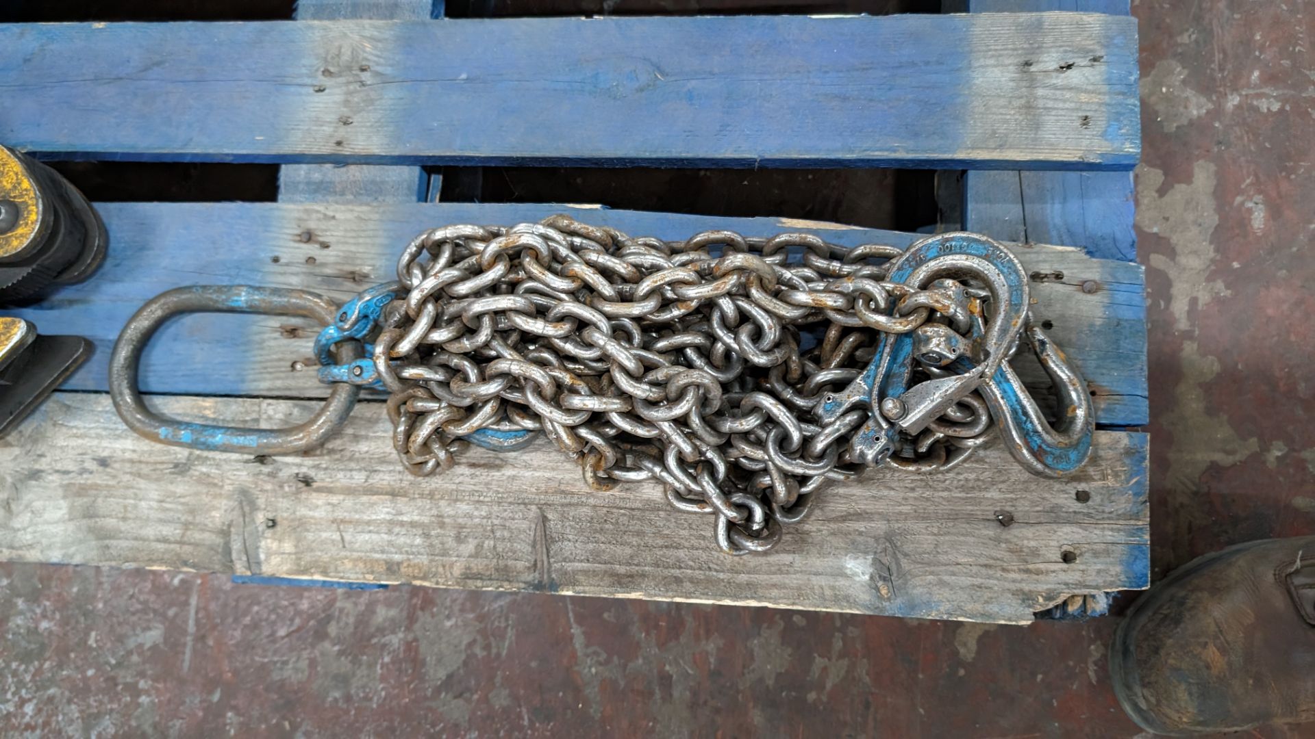 Lifting equipment comprising plate grabber & set of chains with hooks - Image 3 of 7