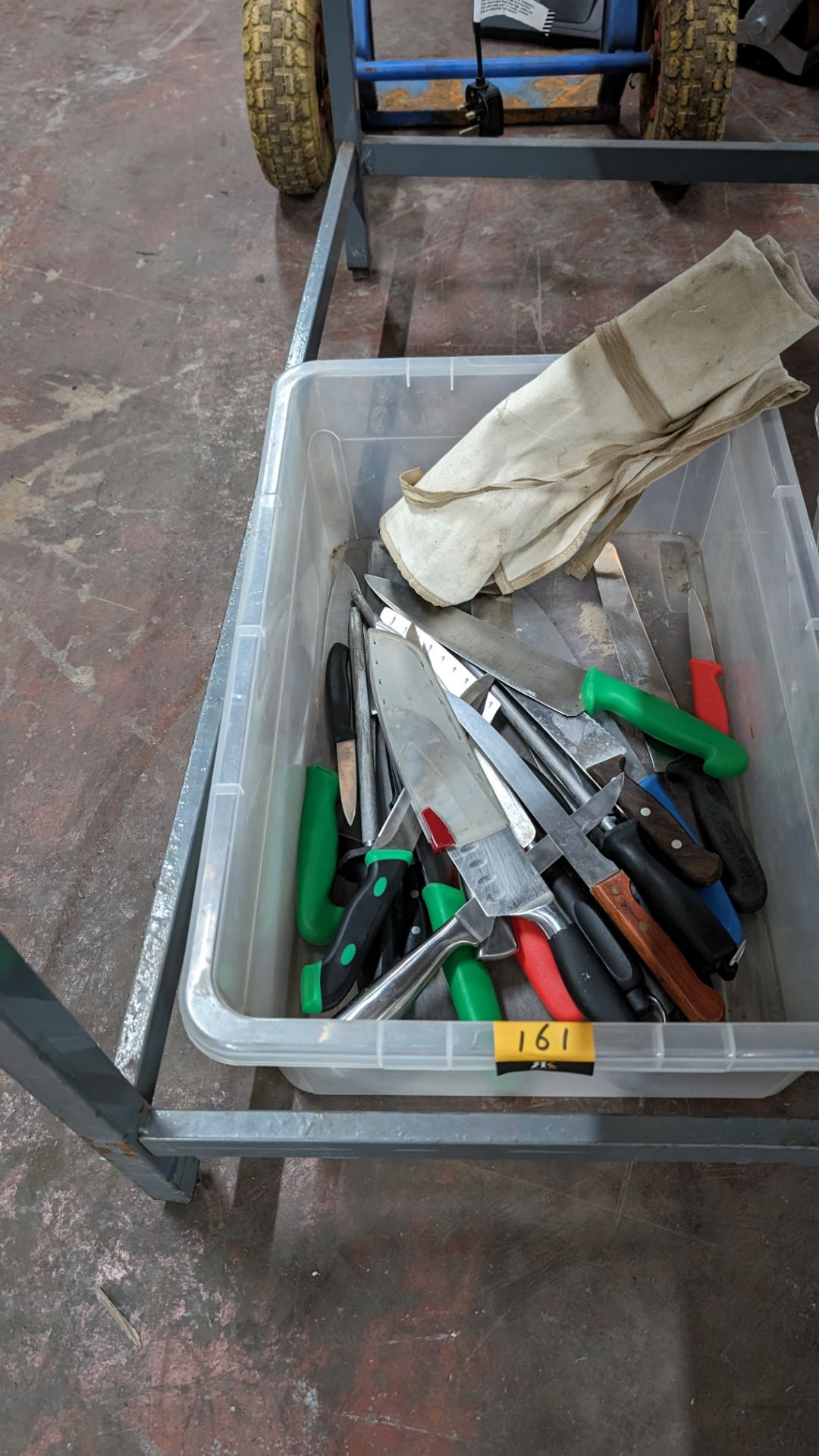The contents of a crate of chef's knives - Image 4 of 4