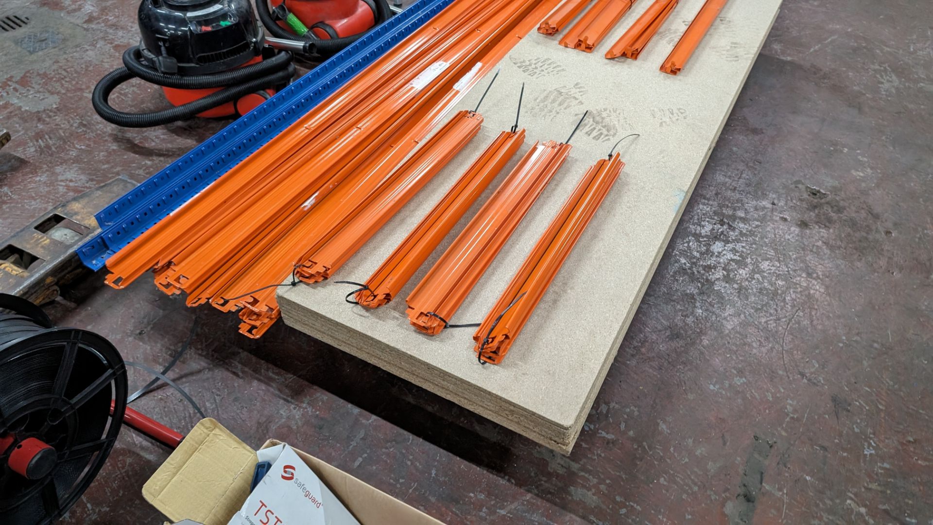 Quantity of orange & blue bolt-free racking comprising 8 uprights each 1,785mm tall, 16 beams each 1 - Image 3 of 8