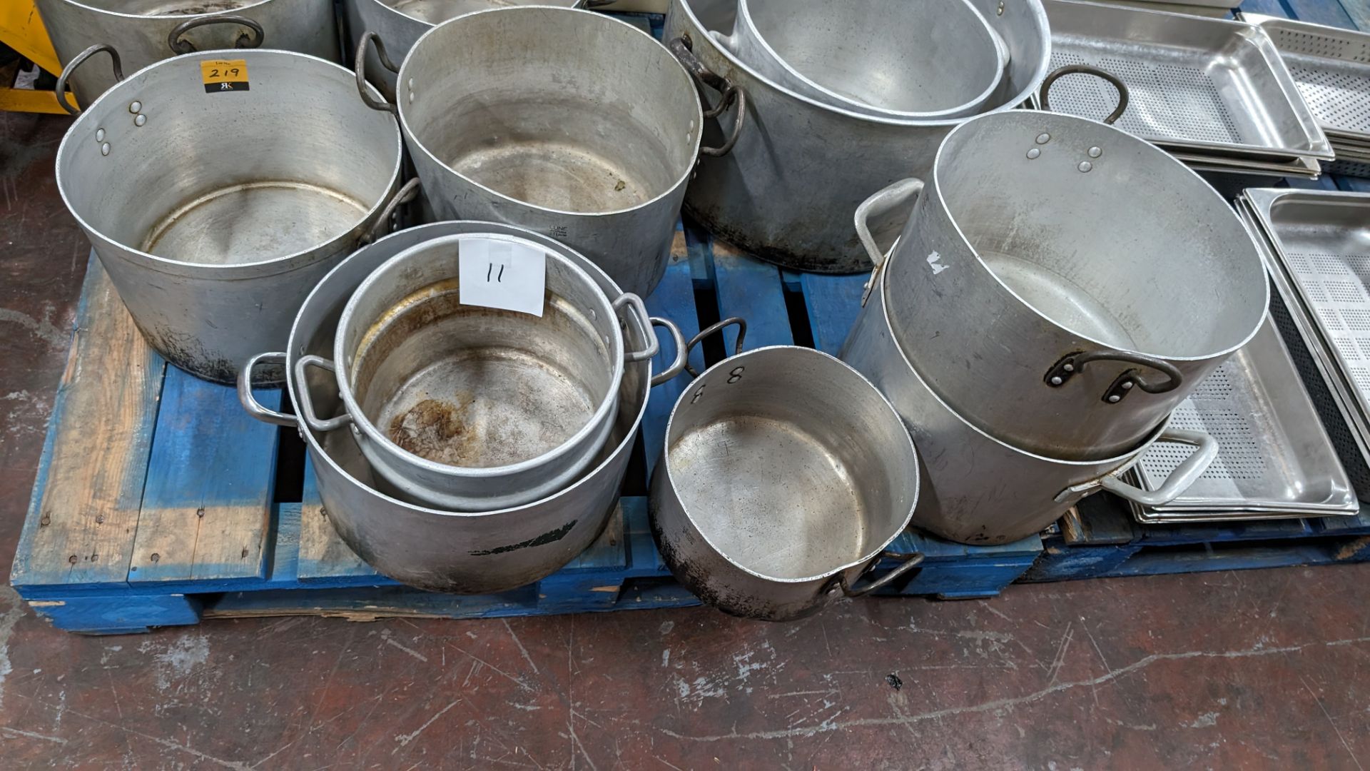 The contents of a pallet of large stockpots, comprising 11 pieces in total - Image 3 of 5