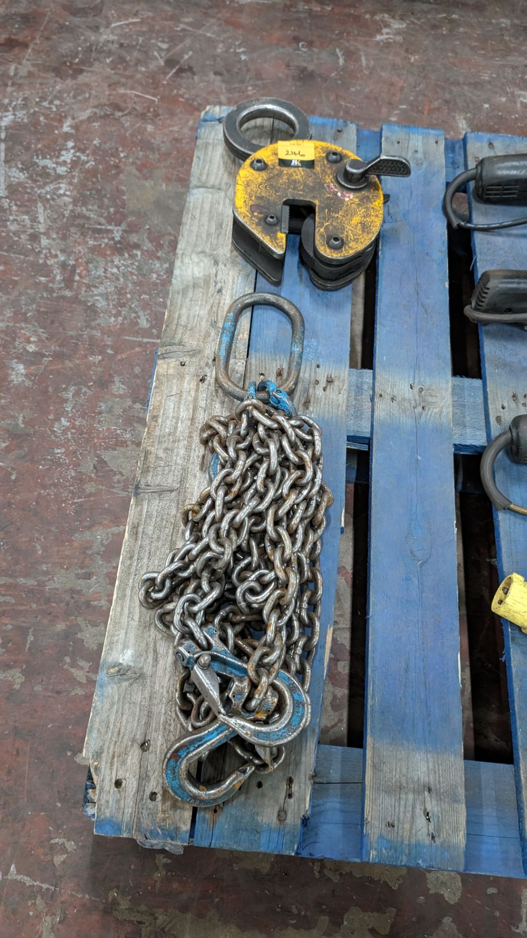 Lifting equipment comprising plate grabber & set of chains with hooks