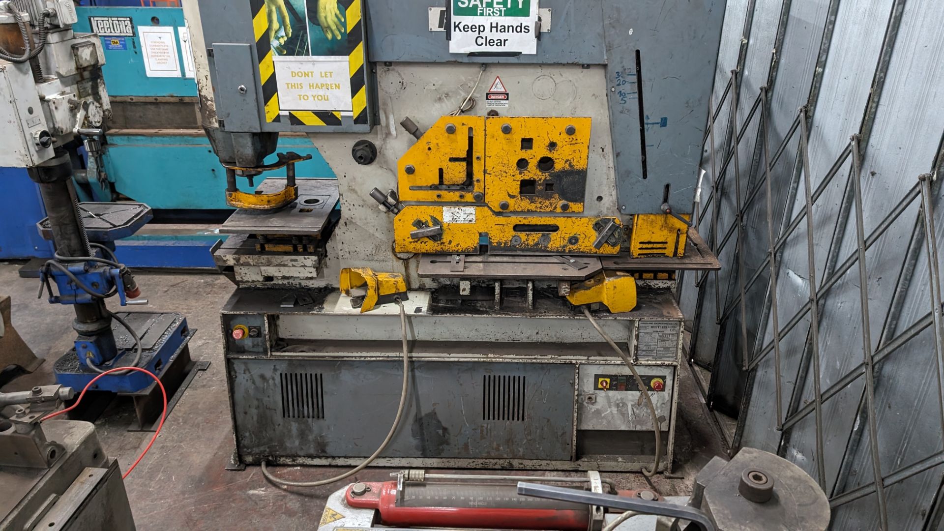 Kingsland multi 125 hydraulic metalworker, serial number 473906. Includes foot pedal plus tooling a - Image 3 of 22