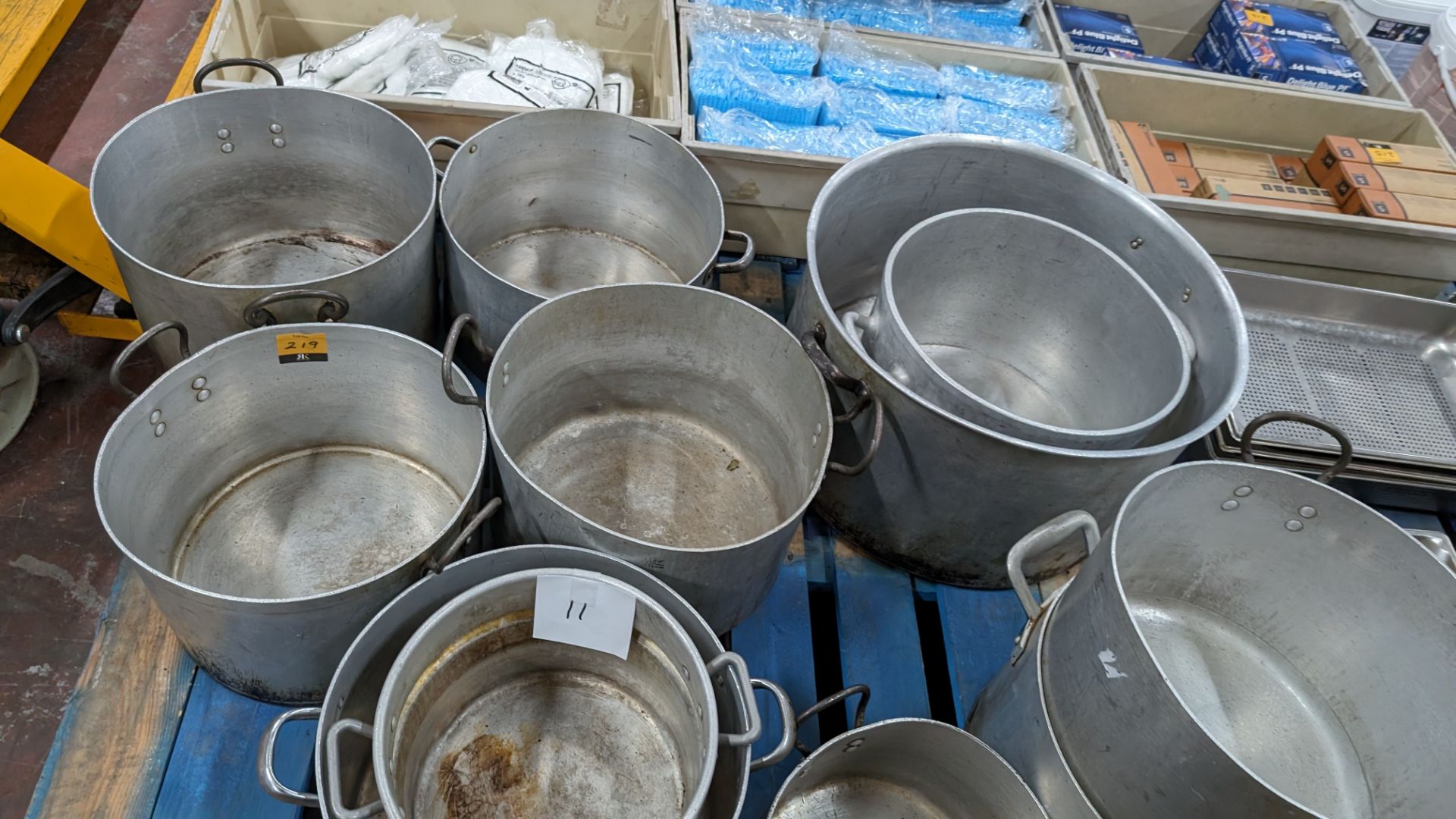 The contents of a pallet of large stockpots, comprising 11 pieces in total - Image 4 of 5