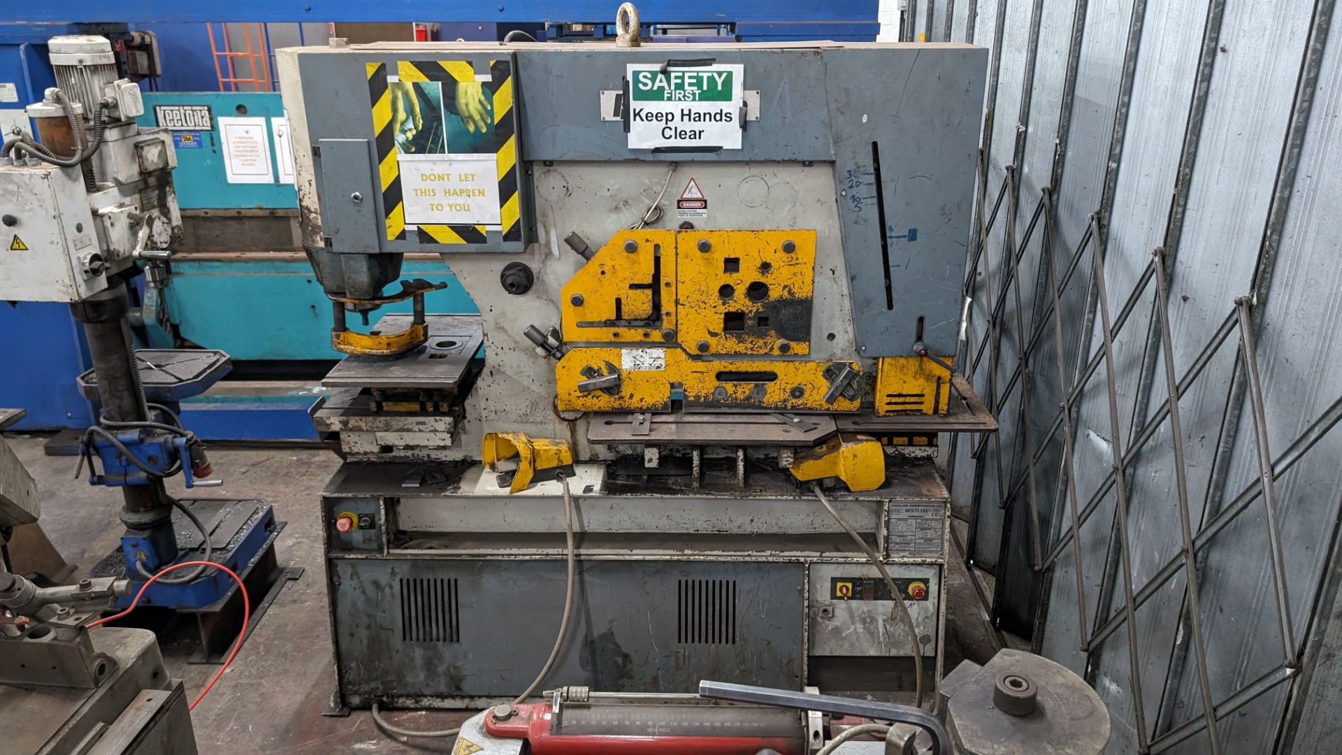 Kingsland multi 125 hydraulic metalworker, serial number 473906. Includes foot pedal plus tooling a - Image 4 of 22