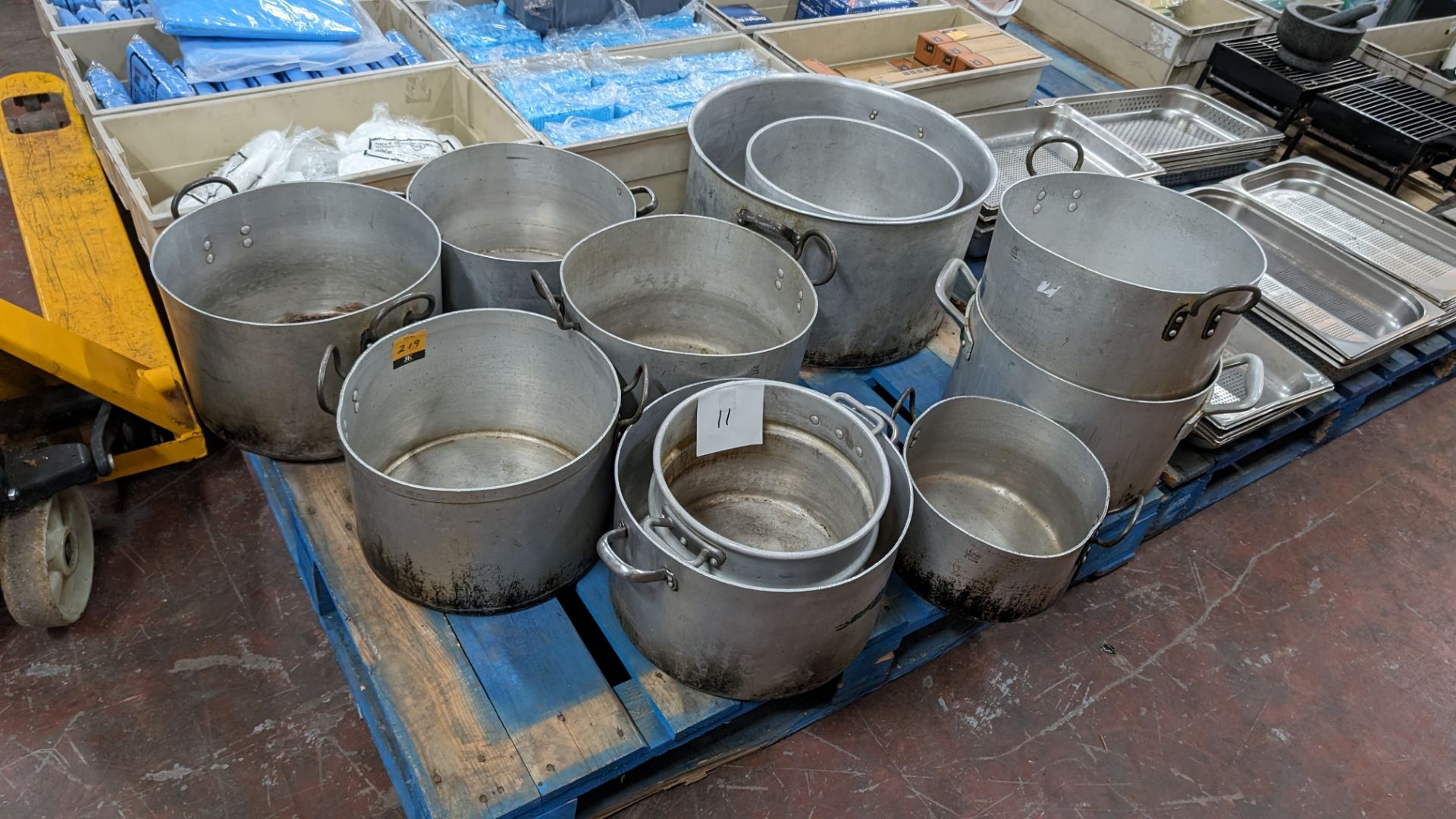 The contents of a pallet of large stockpots, comprising 11 pieces in total - Image 2 of 5