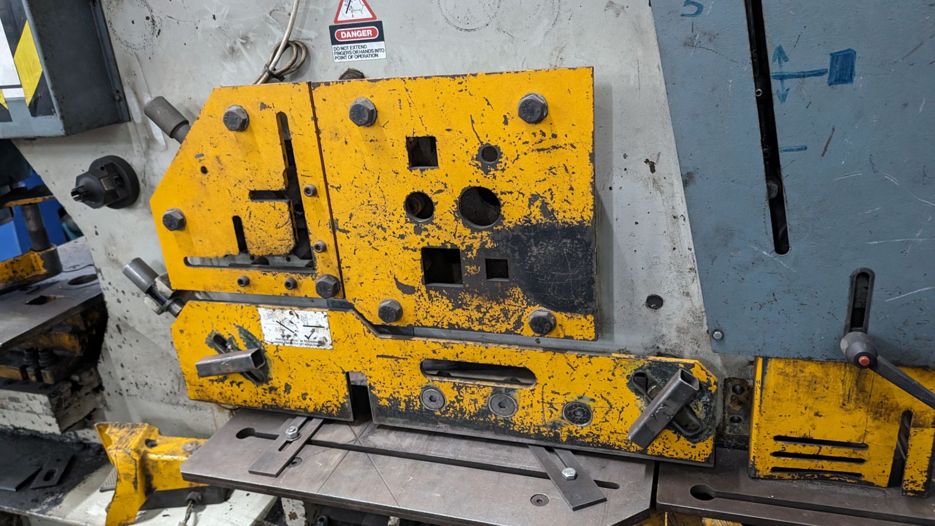 Kingsland multi 125 hydraulic metalworker, serial number 473906. Includes foot pedal plus tooling a - Image 8 of 22