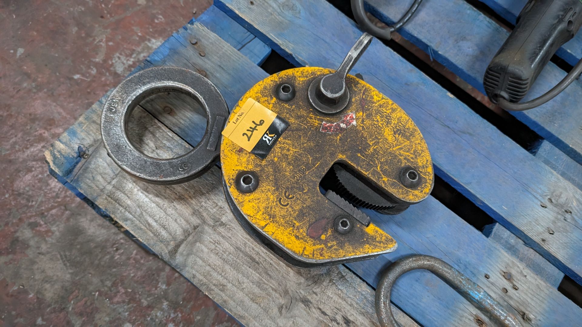 Lifting equipment comprising plate grabber & set of chains with hooks - Image 7 of 7