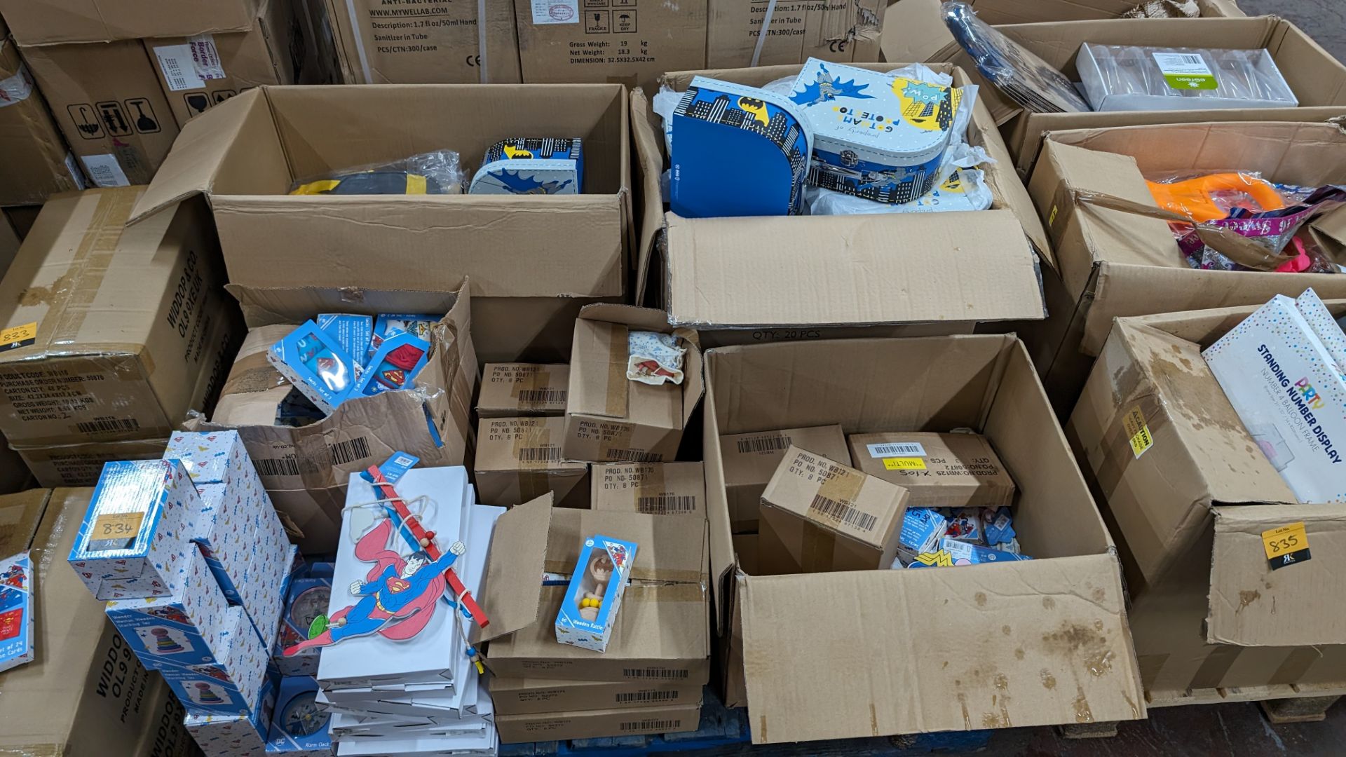 The contents of a pallet of Super Hero gifts including socks, hanging signs, alarm clocks, stacking - Image 2 of 11