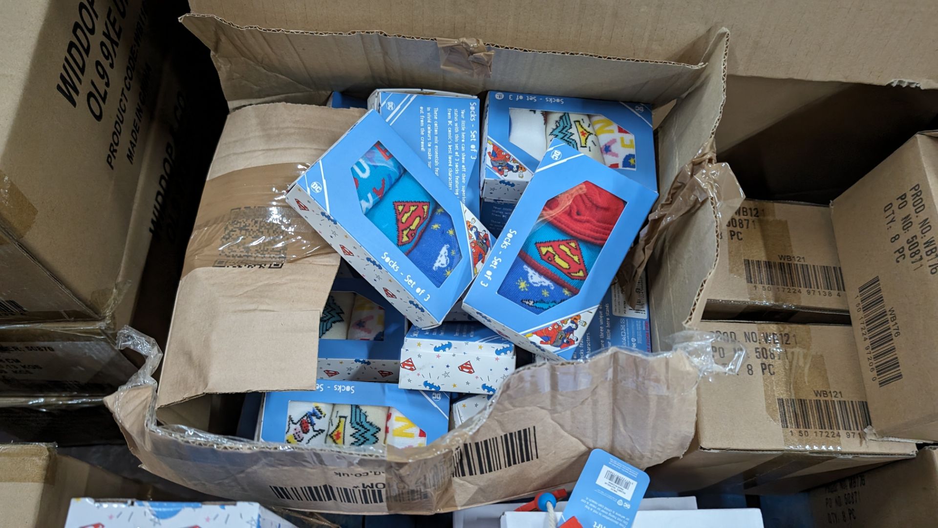The contents of a pallet of Super Hero gifts including socks, hanging signs, alarm clocks, stacking - Image 6 of 11