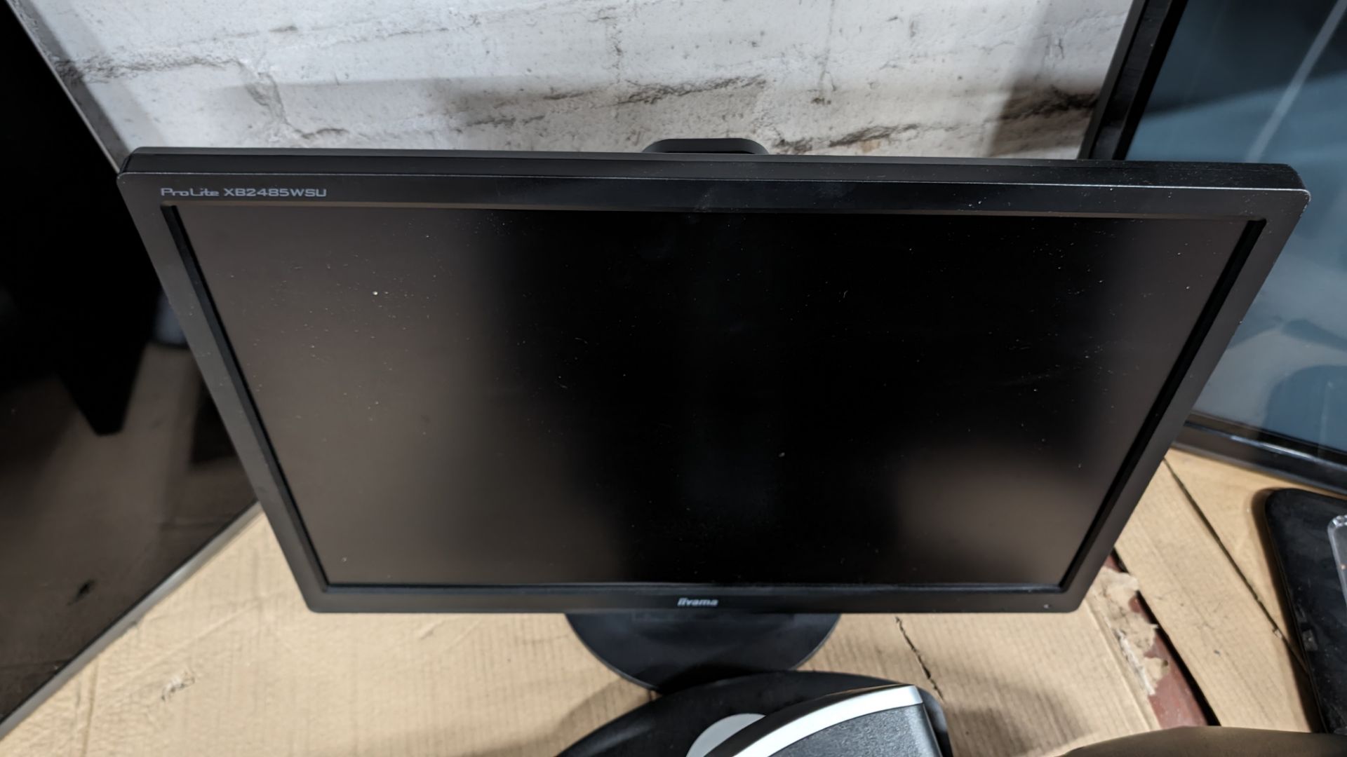 3 off assorted widescreen monitors, each on desktop stand - Image 6 of 6