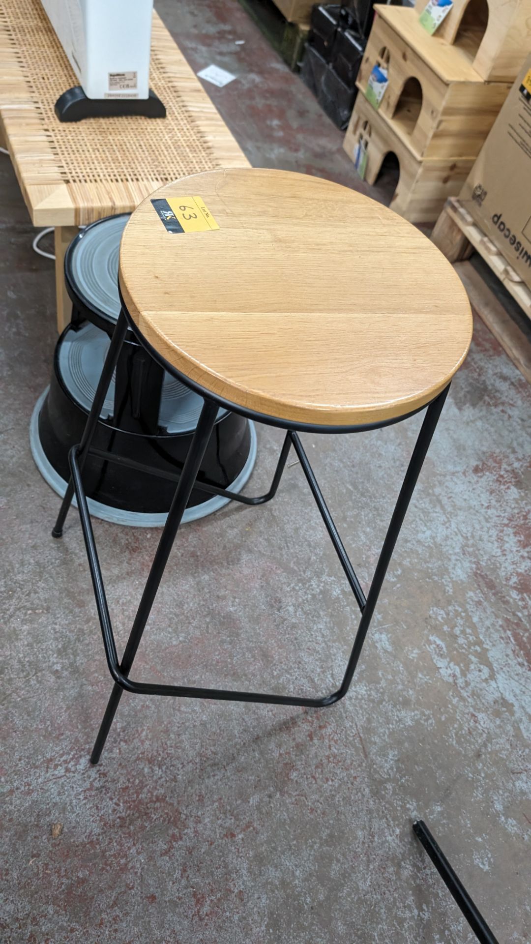Mixed furniture lot comprising stool, kick step, occasional table and heater - Image 3 of 6