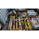 The contents of a pallet of assorted clamps, cramps and similar, plus measuring devices and more