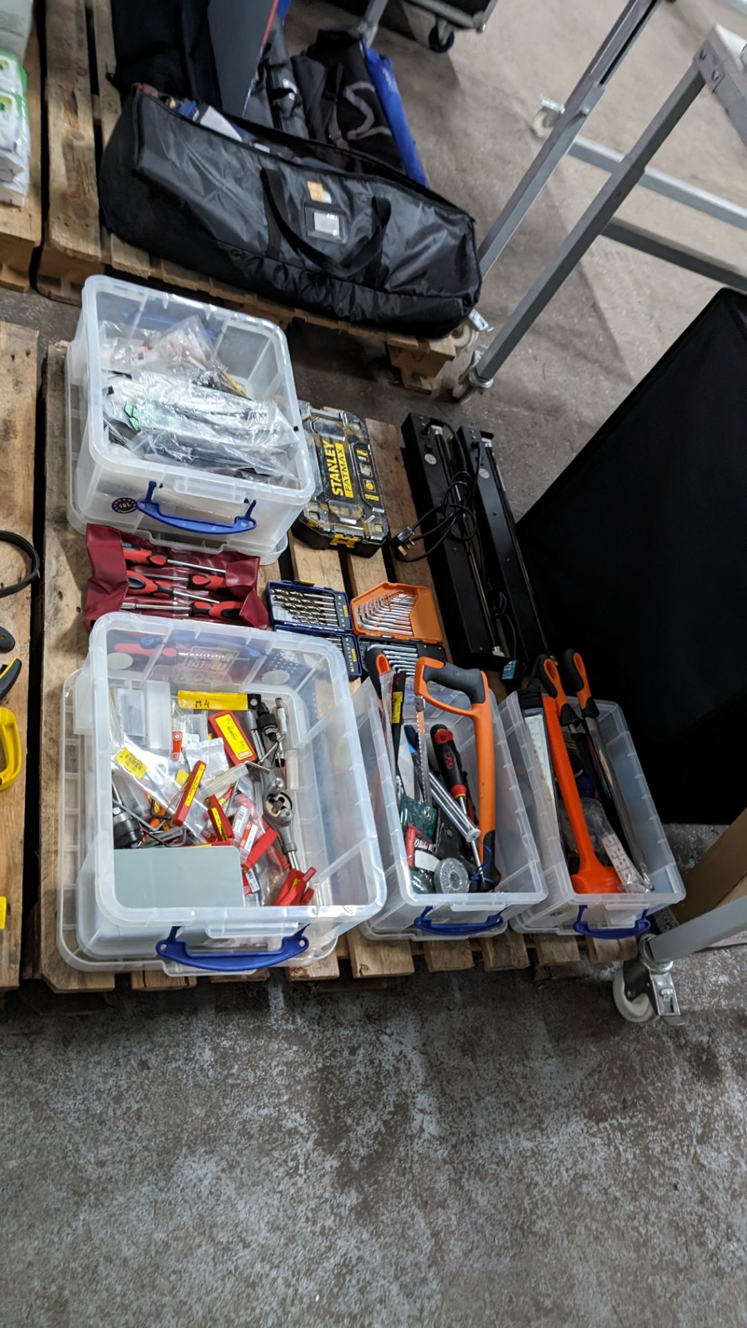 The contents of a pallet of hand tools and other miscellaneous items, including 2 off black lamps - Image 9 of 9