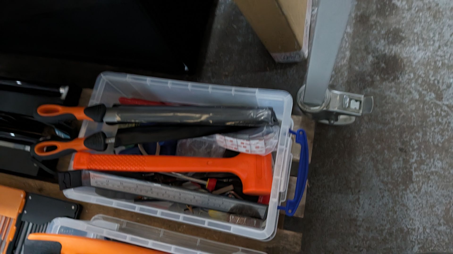 The contents of a pallet of hand tools and other miscellaneous items, including 2 off black lamps - Image 3 of 9