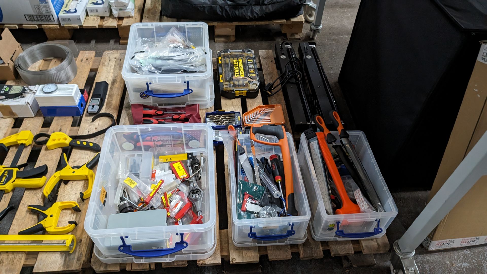 The contents of a pallet of hand tools and other miscellaneous items, including 2 off black lamps